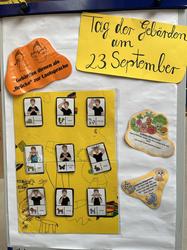 Gelbes Plakat mit Metacom Karten, die verschieden Gebärden anzeigen