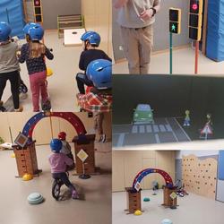 Auf dem Bild sind Kinder zusehen, die mit verschiedenen Fahrzeugen fahren und Verkehrssicherheit üben
